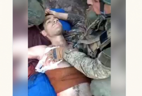   VIDÉO  de militaires azerbaïdjanais prodiguant les premiers soins à un soldat arménien blessé 