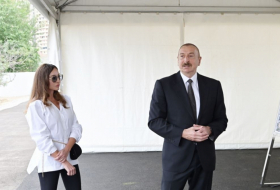   Ilham Aliyev et Mehriban Aliyeva visitent la mosquée Youkhary Gövher Agha à Choucha  
