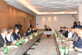   Le président Ilham Aliyev rencontre un groupe de représentants des milieux d’affaires bulgares à Sofia  