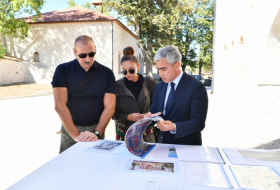   Ilham Aliyev et Mehriban Aliyeva inspectent l’avancement des travaux de restauration dans le manoir des Mehmandarov  