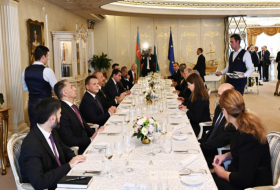 Déjeuner offert en l'honneur du président azerbaïdjanais Ilham Aliyev 