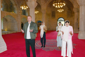  Ilham Aliyev et Mehriban Aliyeva visitent la mosquée Youkhary Gövher Agha à Choucha 