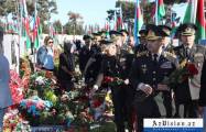Le ministre azerbaïdjanais de la Défense visite l'Allée des Martyrs