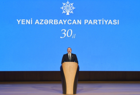  Le président Ilham Aliyev participe à une cérémonie organisée à l'occasion du 30e anniversaire du PNA - PHOTOS