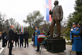 Le président Ilham Aliyev se recueille devant les statues d’Heydar Aliyev et de Milorad Pavic à Belgrade -   PHOTOS  