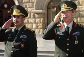  Le ministre azerbaïdjanais de la Défense adresse ses condoléances à son homologue turc 