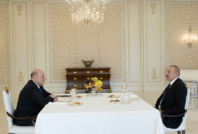  Le président Ilham Aliyev s'entretient en tête-à-tête avec le Premier ministre russe Mikhaïl Michoustine 