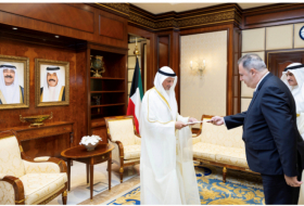   L'ambassadeur azerbaïdjanais présente la copie figurée de ses lettres de créances au ministre koweïtien des Affaires étrangères  