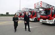  Ilham Aliyev inspecte des engins spéciaux et des ambulances nouvellement achetés 