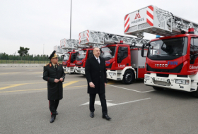  Ilham Aliyev inspecte des engins spéciaux et des ambulances nouvellement achetés 