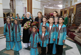 Mehriban Aliyeva visite les expositions des arts décoratifs à Turkmenbachi -   PHOTOS  