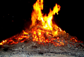  Des Azerbaïdjanais célèbrent «Mardi du feu» de la fête de Novrouz 
