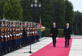  Cérémonie d’accueil officiel du président de la Roumanie à Bakou 