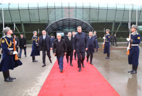 Le président roumain termine sa visite officielle en Azerbaïdjan