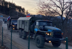 Les véhicules du contingent russe de maintien de la paix traversent la route Latchine-Khankendi
