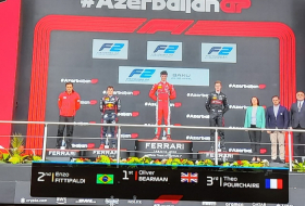  Les vainqueurs de la course principale de Formule 2 du Grand Prix de F1 d'Azerbaïdjan récompensés 