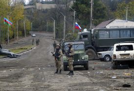  Une voiture des soldats russes de maintien de la paix a été visée par des tirs au Karabagh :  il y a des morts  
