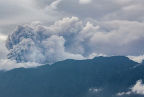 Un volcan en éruption envoie des cendres à 3 km de haut en Indonésie