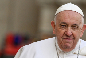 Rapide passage du pape François dans un hôpital à Rome