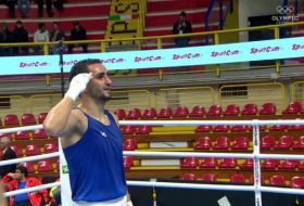   Le boxeur azerbaïdjanais Serkhan Aliyev bat son rival arménien Gurgen Madoyan  