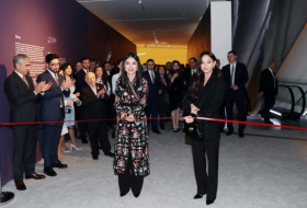  Mehriban Aliyeva et Saida Mirzioïeva assistent à la cérémonie d’ouverture d'une exposition au Centre Heydar Aliyev 