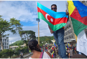   Nouvelle manifestation contre le colonialisme français en Nouvelle-Calédonie, drapeau azerbaïdjanais hissé -   PHOTO    