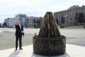  Le président Ilham Aliyev allume le bûcher festif de Novrouz à Khankendi - PHOTOS