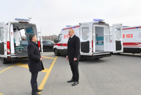   Le président Ilham Aliyev inspecte des ambulances nouvellement achetés  