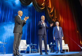 Biden, Obama et Clinton sur scène pour une collecte de fonds record de 25 millions de dollars