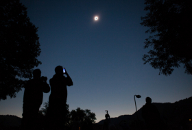 L’État de New-York autorise des détenus à observer l’éclipse solaire pour des motifs religieux