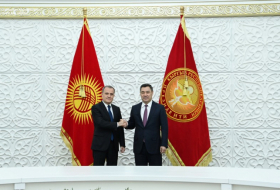  Le chef de la diplomatie azerbaïdjanaise rencontre le président du Kirghizistan 