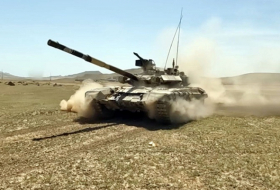   Les unités blindées de l'armée azerbaïdjanaise organisent des entraînements intensifs au combat -   VIDEO    