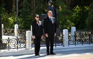  Le président Ilham Aliyev et Mehriban Aliyeva se recueillent devant la tombe d'Heydar Aliyev 