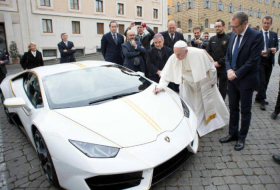 Le pape reçoit un bolide dont il n'a aucune utilité - PHOTOS