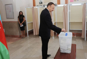 Le président Ilham Aliev et sa famille ont voté aux élections législatives - VİDEO