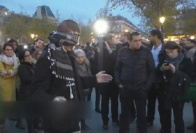 Un musulman à bras ouverts en plein Paris VIDEO