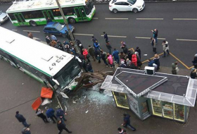 Un autobus fonce sur un arrêt à Moscou