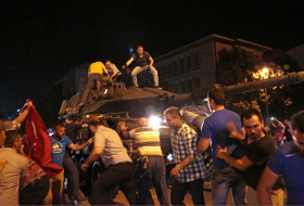 Coup d`Etat en Turquie: 90 tués et plus de 2840 arrêtés après soulèvement contre le président Erdogan - Mises à jour en direct 