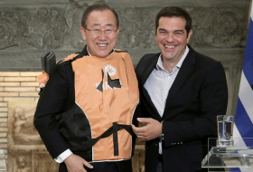 Ban Ki-moon appelle à la fin de la «détention» des migrants en posant souriant en gilet de sauvetage
