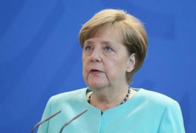 Allemagne: Angela Merkel protestée par une centaine de manifestants près de Chemnitz