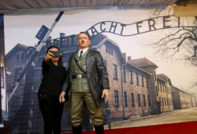 Un musée fait scandale en proposant des selfies avec un Hitler
