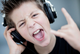 Les jeunes écoutent la musique plus fort et plus longtemps