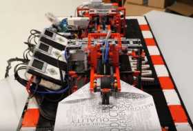 Lego: Il construit une machine qui fabrique des avions en papier VIDEO 
