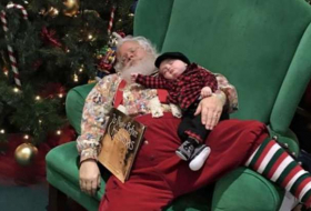 Un père Noël s`endort avec un bébé et devient la star du Web PHOTOS