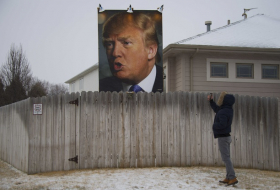 La photo géante de Donald Trump installée par un fan attire les amateurs de selfies