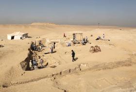 Les restes d`un bateau de 4.500 ans découverts près des pyramides
