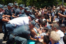 Les étudiants manifestent de nouveau à Erevan - EN DIRECT
