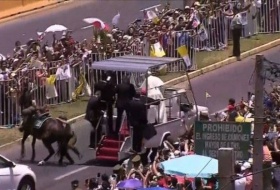 Une policière tombe de cheval, le pape descend de sa papamobile - VIDEO