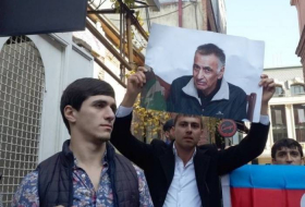 Les Azerbaïdjanais se rassemblent devant l'ambassade d'Arménie à Tbilissi