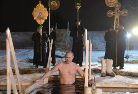 Poutine se baigne dans un lac glacé - VIDEO